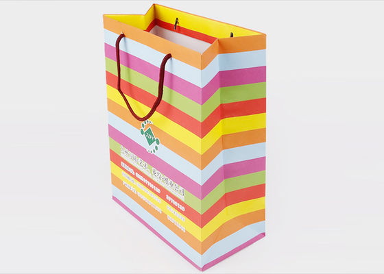 Les couleurs multi ont imprimé le logo adapté aux besoins du client de papier de sacs à provisions pour l'emballage de cadeau