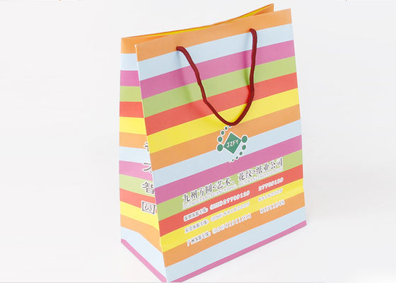 Les couleurs multi ont imprimé le logo adapté aux besoins du client de papier de sacs à provisions pour l'emballage de cadeau
