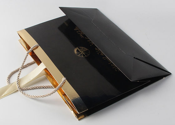 Sacs noirs brillants de luxe de cadeau avec la poignée chaude d'estampillage d'aluminium et de corde de pp