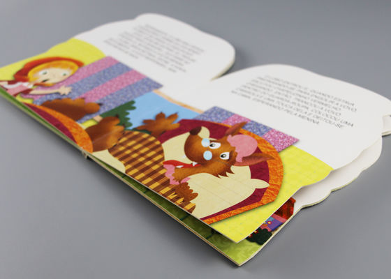Les livres d'enfants découpés avec des matrices écologiques de carton avec la surface d'impression polychrome