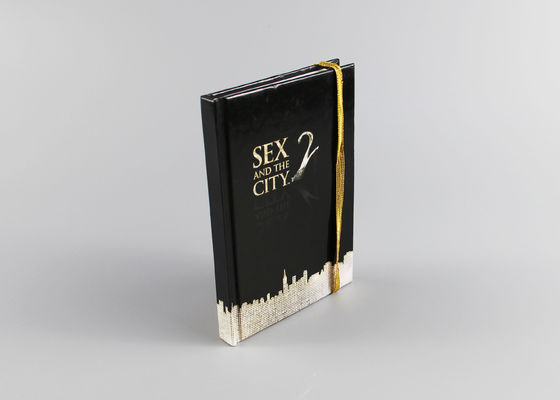 L'élastique attache le carnet du livre à couverture dure A4, le journal de carnet de noir et de livre cartonné d'or