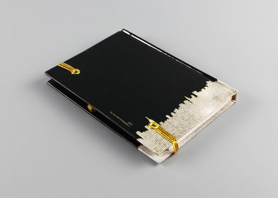 L'élastique attache le carnet du livre à couverture dure A4, le journal de carnet de noir et de livre cartonné d'or