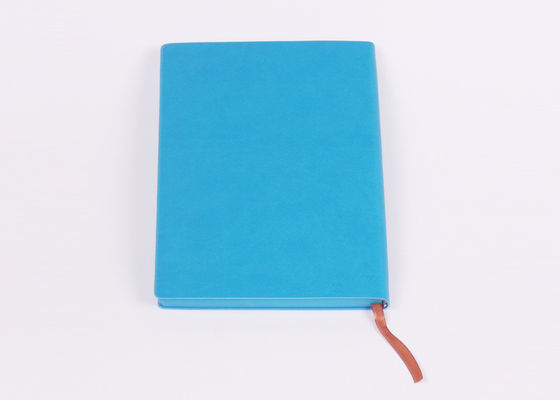Carnet bleu-clair en cuir de couverture souple d'unité centrale avec la bande de bord et de ventre de couleur