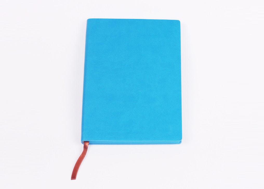 Carnet bleu-clair en cuir de couverture souple d'unité centrale avec la bande de bord et de ventre de couleur